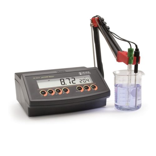 Mã: HI2210-02<br>Máy đo pH/Nhiệt Độ Để Bàn với Độ Phân Giải 0.01pH